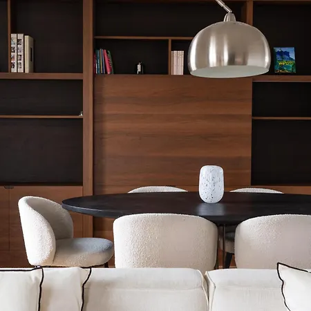 Montaigne - Sunlit Corner Penthouse With Balcony Apartman Párizs