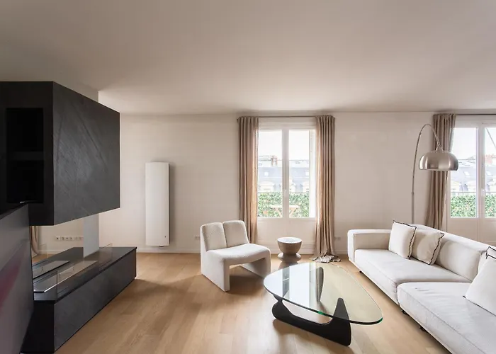 Montaigne - Sunlit Corner Penthouse With Balcony Apartman Párizs