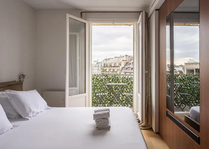 Montaigne - Sunlit Corner Penthouse With Balcony Apartman