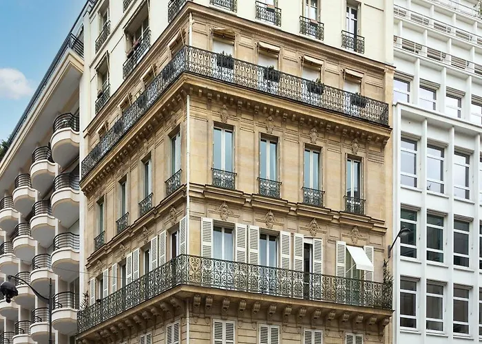 Apartman Montaigne - Sunlit Corner Penthouse With Balcony Párizs