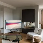 Montaigne - Sunlit Corner Penthouse With Balcony Apartament
