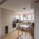 Apartament Montaigne - Sunlit Corner Penthouse With Balcony Paryż