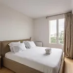Montaigne - Sunlit Corner Penthouse With Balcony * Paryż