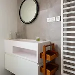 Montaigne - Sunlit Corner Penthouse With Balcony Apartament Paryż