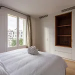 Montaigne - Sunlit Corner Penthouse With Balcony * Párizs
