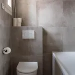 Montaigne - Sunlit Corner Penthouse With Balcony Apartament Paryż