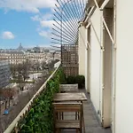 Montaigne - Sunlit Corner Penthouse With Balcony Paryż