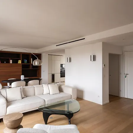 Montaigne - Sunlit Corner Penthouse With Balcony 巴黎