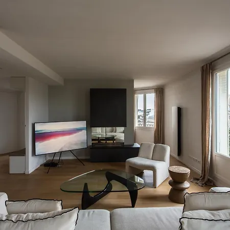 Montaigne - Sunlit Corner Penthouse With Balcony * 巴黎