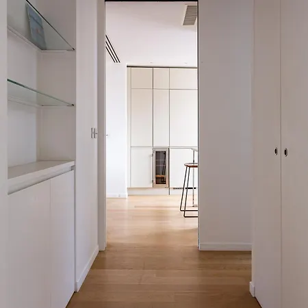 Montaigne - Sunlit Corner Penthouse With Balcony 아파트