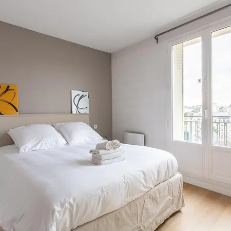 Montaigne - Sunlit Corner Penthouse With Balcony *