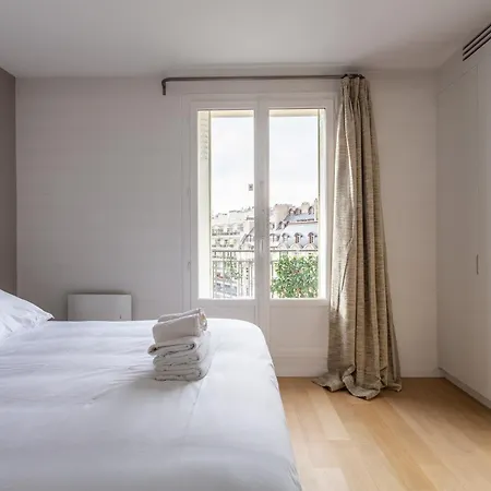 Montaigne - Sunlit Corner Penthouse With Balcony 公寓 *