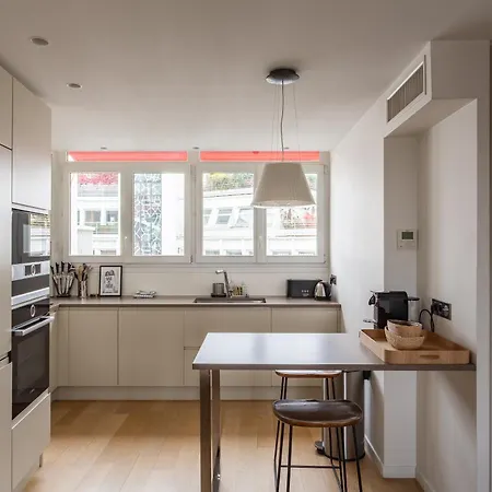 公寓 Montaigne - Sunlit Corner Penthouse With Balcony