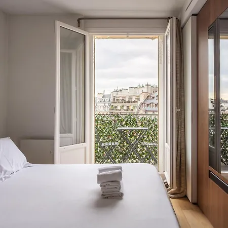 Montaigne - Sunlit Corner Penthouse With Balcony 公寓