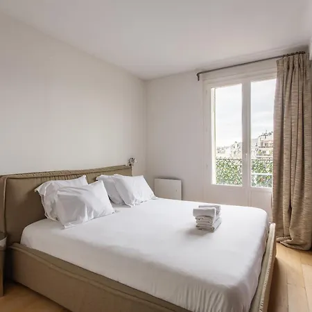 Montaigne - Sunlit Corner Penthouse With Balcony * 파리