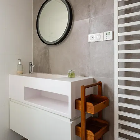 Montaigne - Sunlit Corner Penthouse With Balcony 아파트 파리