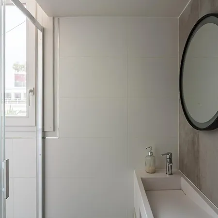 Montaigne - Sunlit Corner Penthouse With Balcony 아파트 파리