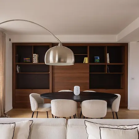 아파트 Montaigne - Sunlit Corner Penthouse With Balcony *