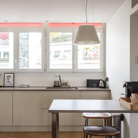 Montaigne - Sunlit Corner Penthouse With Balcony * パリ