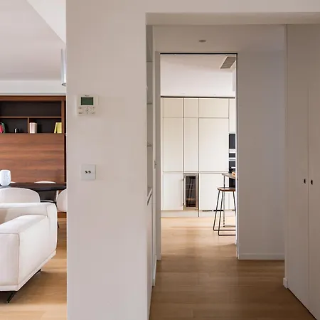 Montaigne - Sunlit Corner Penthouse With Balcony アパート