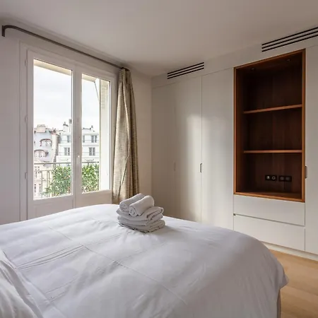 Montaigne - Sunlit Corner Penthouse With Balcony * パリ