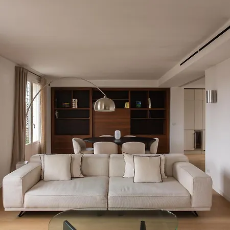 Montaigne - Sunlit Corner Penthouse With Balcony アパート