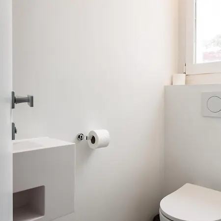 Montaigne - Sunlit Corner Penthouse With Balcony パリ
