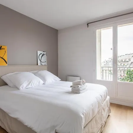 アパート Montaigne - Sunlit Corner Penthouse With Balcony パリ