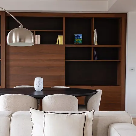 Montaigne - Sunlit Corner Penthouse With Balcony *