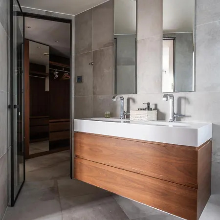 아파트 Montaigne - Sunlit Corner Penthouse With Balcony 파리