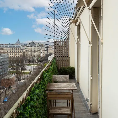 Montaigne - Sunlit Corner Penthouse With Balcony 파리