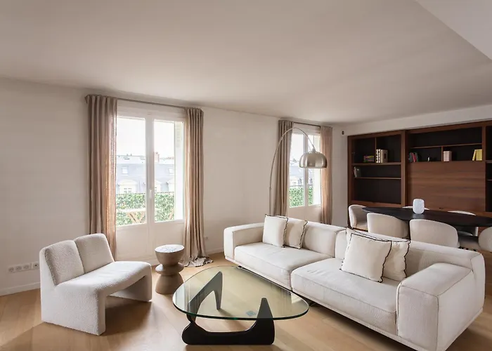 Montaigne - Sunlit Corner Penthouse With Balcony
