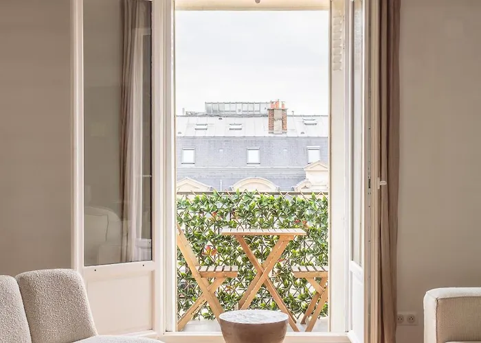 アパート Montaigne - Sunlit Corner Penthouse With Balcony *