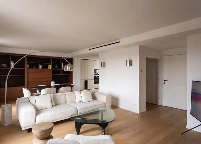 Montaigne - Sunlit Corner Penthouse With Balcony パリ