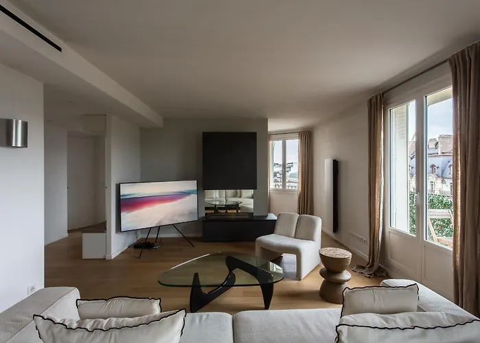 Montaigne - Sunlit Corner Penthouse With Balcony * パリ