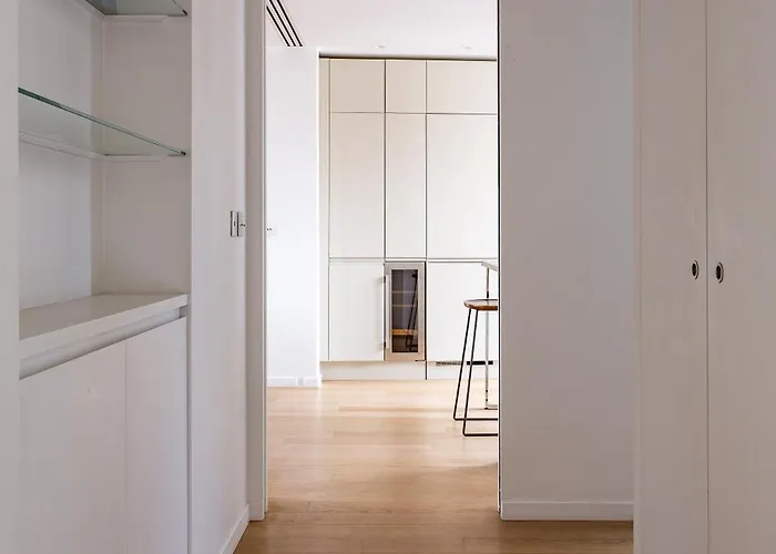 Montaigne - Sunlit Corner Penthouse With Balcony アパート