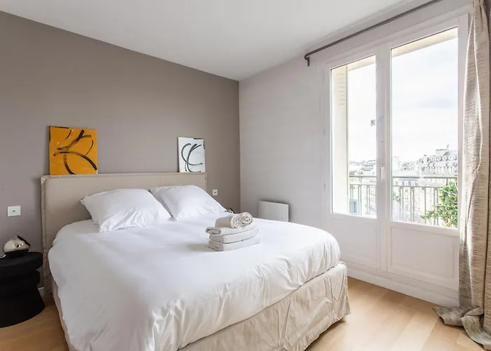 Montaigne - Sunlit Corner Penthouse With Balcony *