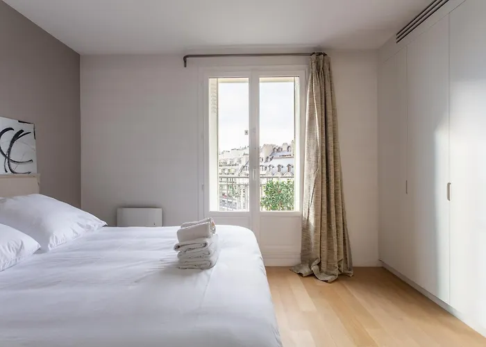 Montaigne - Sunlit Corner Penthouse With Balcony アパート *