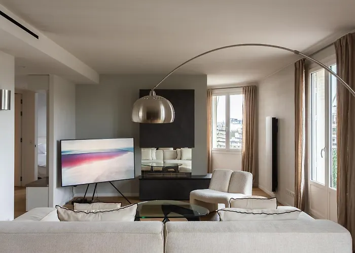 Montaigne - Sunlit Corner Penthouse With Balcony *