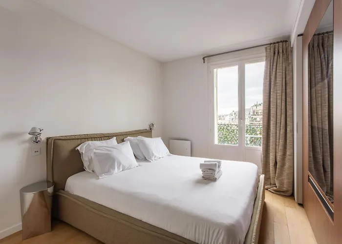 Montaigne - Sunlit Corner Penthouse With Balcony * パリ