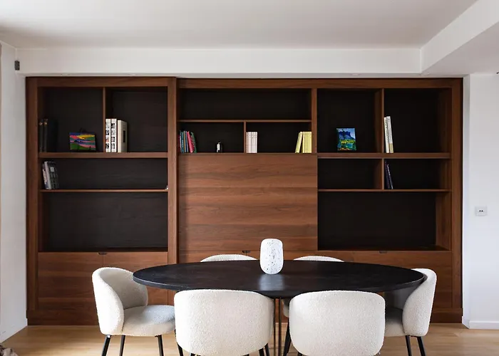 Montaigne - Sunlit Corner Penthouse With Balcony パリ