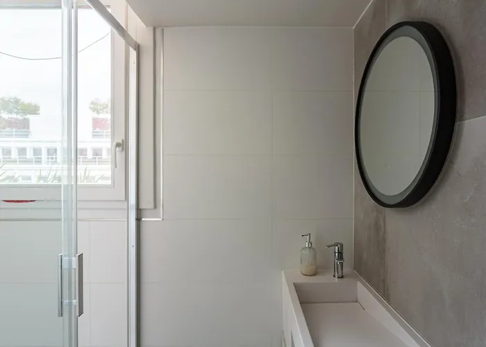 Montaigne - Sunlit Corner Penthouse With Balcony アパート パリ