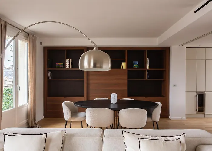 アパート Montaigne - Sunlit Corner Penthouse With Balcony *