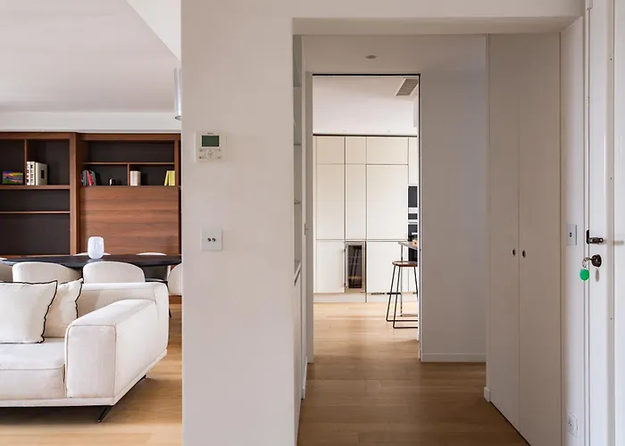 Montaigne - Sunlit Corner Penthouse With Balcony アパート