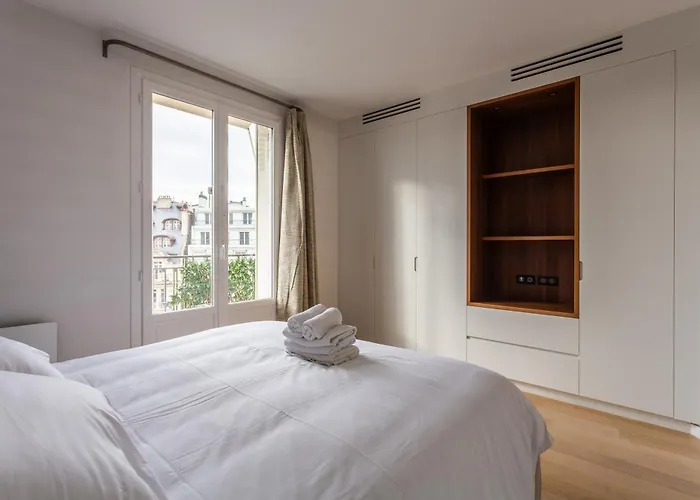Montaigne - Sunlit Corner Penthouse With Balcony * パリ