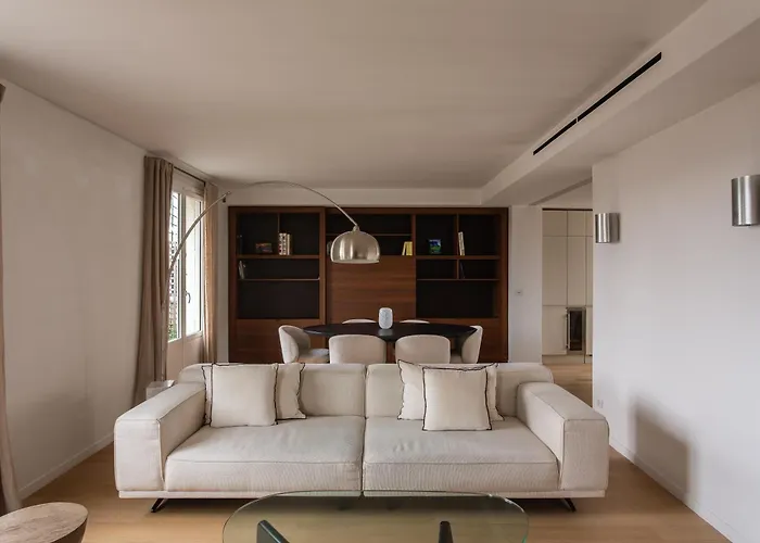 Montaigne - Sunlit Corner Penthouse With Balcony アパート