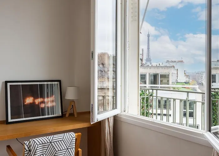 Montaigne - Sunlit Corner Penthouse With Balcony * パリ