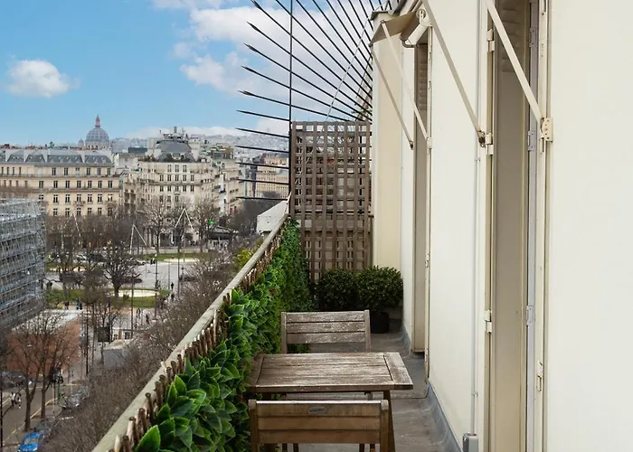 Montaigne - Sunlit Corner Penthouse With Balcony パリ