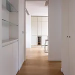 Montaigne - Sunlit Corner Penthouse With Balcony Lägenhet