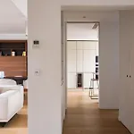 Montaigne - Sunlit Corner Penthouse With Balcony Lägenhet